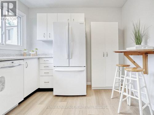 1214 Limberlost Road, London North (North I), ON - Indoor Photo Showing Kitchen