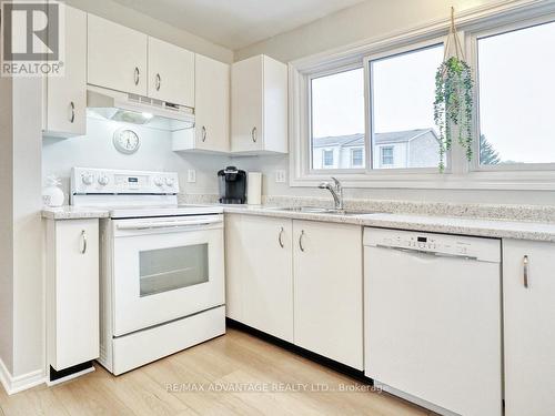 1214 Limberlost Road, London North (North I), ON - Indoor Photo Showing Kitchen