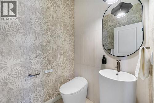 125 Discovery Place Sw, Calgary, AB - Indoor Photo Showing Bathroom