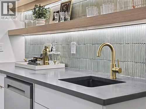 125 Discovery Place Sw, Calgary, AB - Indoor Photo Showing Kitchen