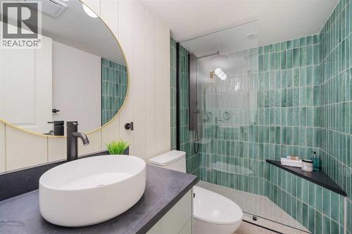 125 Discovery Place Sw, Calgary, AB - Indoor Photo Showing Bathroom