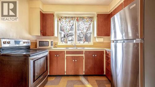 10 Marlowe Place Ne, Calgary, AB - Indoor Photo Showing Kitchen