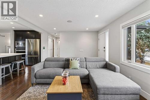 7 Westminster Place Sw, Calgary, AB - Indoor Photo Showing Living Room