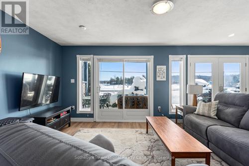 604 Champlain Road, Tiny, ON - Indoor Photo Showing Living Room