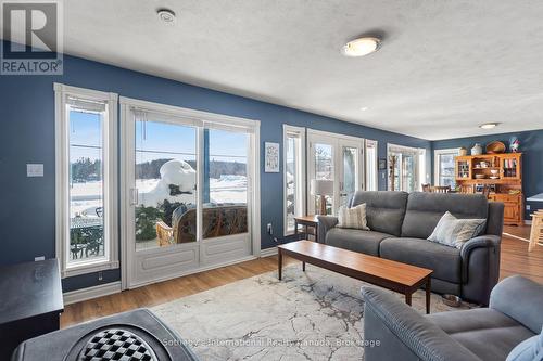 604 Champlain Road, Tiny, ON - Indoor Photo Showing Living Room