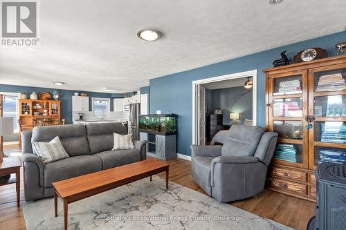 604 Champlain Road, Tiny, ON - Indoor Photo Showing Living Room