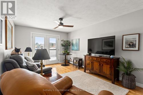 604 Champlain Road, Tiny, ON - Indoor Photo Showing Living Room