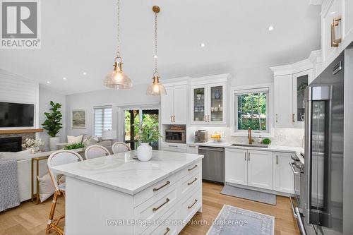 15 Pinecone Avenue, Tiny, ON - Indoor Photo Showing Kitchen With Upgraded Kitchen