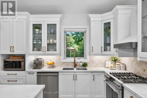 15 Pinecone Avenue, Tiny, ON - Indoor Photo Showing Kitchen With Upgraded Kitchen