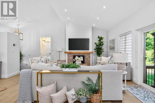 15 Pinecone Avenue, Tiny, ON - Indoor Photo Showing Dining Room