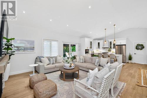 15 Pinecone Avenue, Tiny, ON - Indoor Photo Showing Living Room