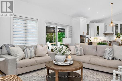 15 Pinecone Avenue, Tiny, ON - Indoor Photo Showing Living Room