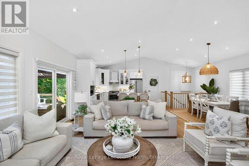 15 Pinecone Avenue, Tiny, ON - Indoor Photo Showing Living Room