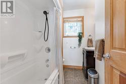 Main floor 4-pc bathroom - 