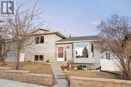 10 Carolina Drive W  Cochrane, AB T4C 1C2