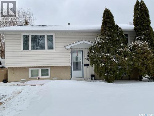 2231 Dewdney Avenue E, Regina, SK - Outdoor