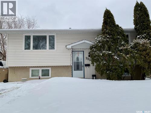 2231 Dewdney Avenue E, Regina, SK - Outdoor