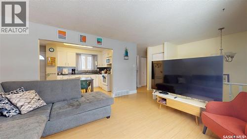 2231 Dewdney Avenue E, Regina, SK - Indoor Photo Showing Living Room