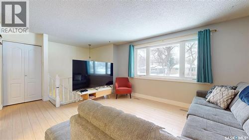 2231 Dewdney Avenue E, Regina, SK - Indoor Photo Showing Living Room