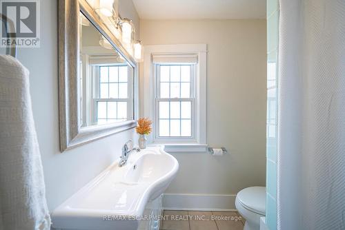 48 Lincoln Avenue, Brantford, ON - Indoor Photo Showing Bathroom