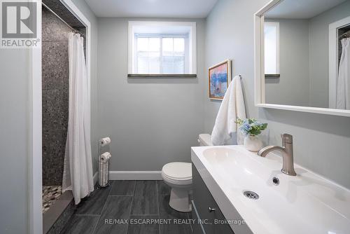 48 Lincoln Avenue, Brantford, ON - Indoor Photo Showing Bathroom