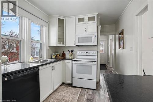 116 Waterloo Street, Waterloo, ON - Indoor Photo Showing Kitchen With Double Sink