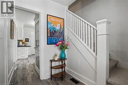 roomy front entrance - 