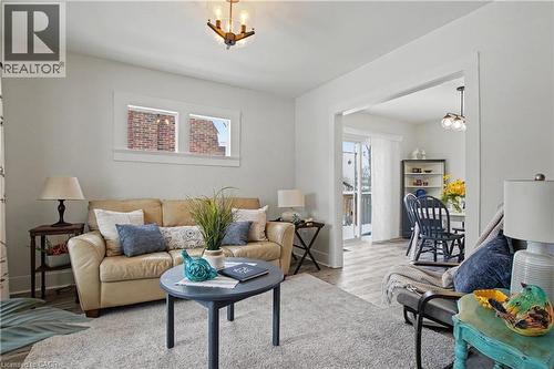116 Waterloo Street, Waterloo, ON - Indoor Photo Showing Living Room