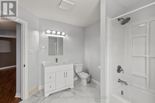 463 South Leaksdale Circle, London South (South U), ON - Indoor Photo Showing Bathroom