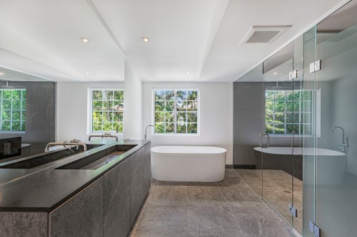 Salle de bains attenante à la CCP - 1060 Ch. Dunraven, Mont-Royal, QC - Indoor Photo Showing Bathroom