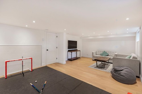 Salle familiale - 1060 Ch. Dunraven, Mont-Royal, QC - Indoor