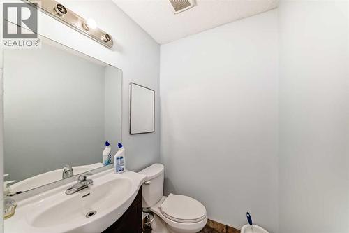 151F Pinehill Road Ne, Calgary, AB - Indoor Photo Showing Bathroom