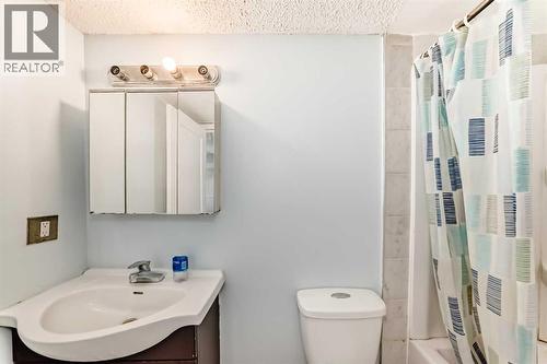 151F Pinehill Road Ne, Calgary, AB - Indoor Photo Showing Bathroom