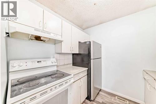 151F Pinehill Road Ne, Calgary, AB - Indoor Photo Showing Kitchen