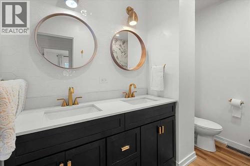 Main Floor - 2023 35 Avenue Sw, Calgary, AB - Indoor Photo Showing Bathroom