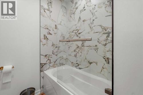 Main Floor - 2023 35 Avenue Sw, Calgary, AB - Indoor Photo Showing Bathroom