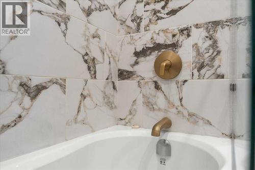 Main Floor Bathroom - 2023 35 Avenue Sw, Calgary, AB - Indoor Photo Showing Bathroom