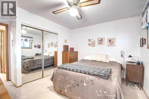 Primary bedroom main floor - 487 Arlington Drive Se, Calgary, AB - Indoor Photo Showing Bedroom