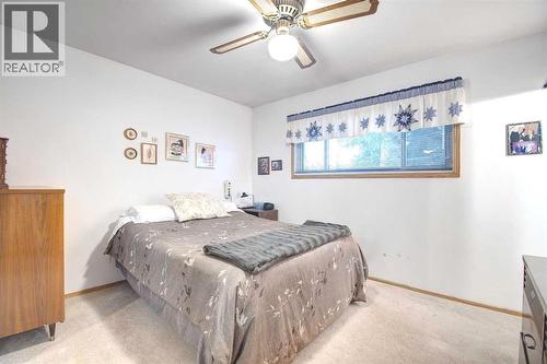 487 Arlington Drive Se, Calgary, AB - Indoor Photo Showing Bedroom