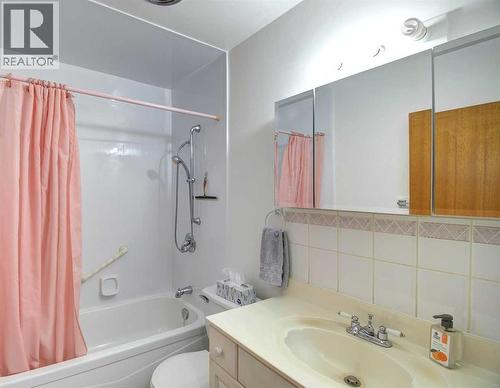 487 Arlington Drive Se, Calgary, AB - Indoor Photo Showing Bathroom