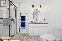 Ensuite with heated flooring - 