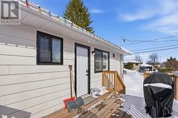 Side deck with separate entrance to the kitchen - 