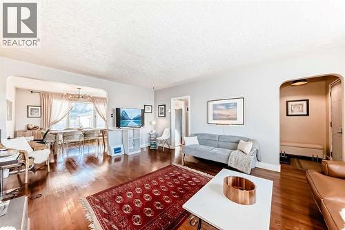 133 28 Avenue Ne, Calgary, AB - Indoor Photo Showing Living Room
