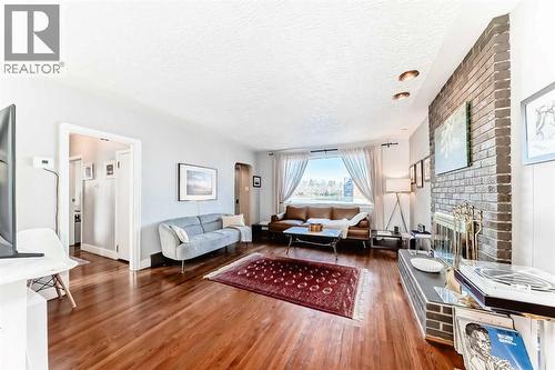 133 28 Avenue Ne, Calgary, AB - Indoor Photo Showing Living Room