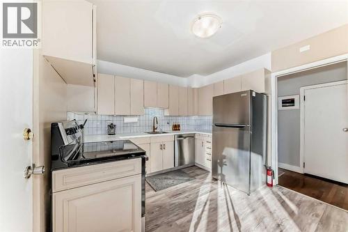133 28 Avenue Ne, Calgary, AB - Indoor Photo Showing Kitchen