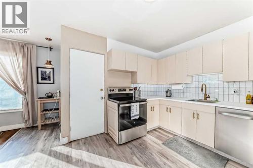 133 28 Avenue Ne, Calgary, AB - Indoor Photo Showing Kitchen
