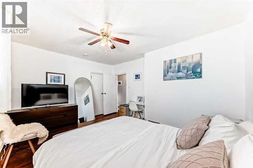 133 28 Avenue Ne, Calgary, AB - Indoor Photo Showing Bedroom