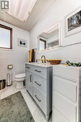 133 28 Avenue Ne, Calgary, AB - Indoor Photo Showing Bathroom
