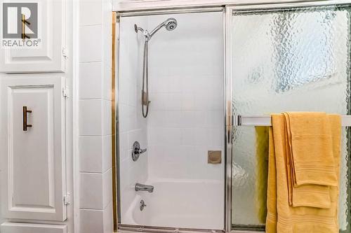 133 28 Avenue Ne, Calgary, AB - Indoor Photo Showing Bathroom