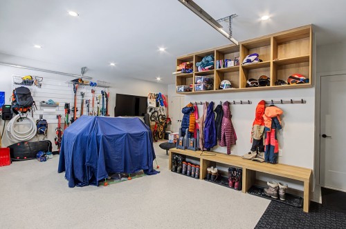 Garage - 102-141 Rue Du Cercle-Des-Cantons, Bromont, QC - Indoor Photo Showing Other Room